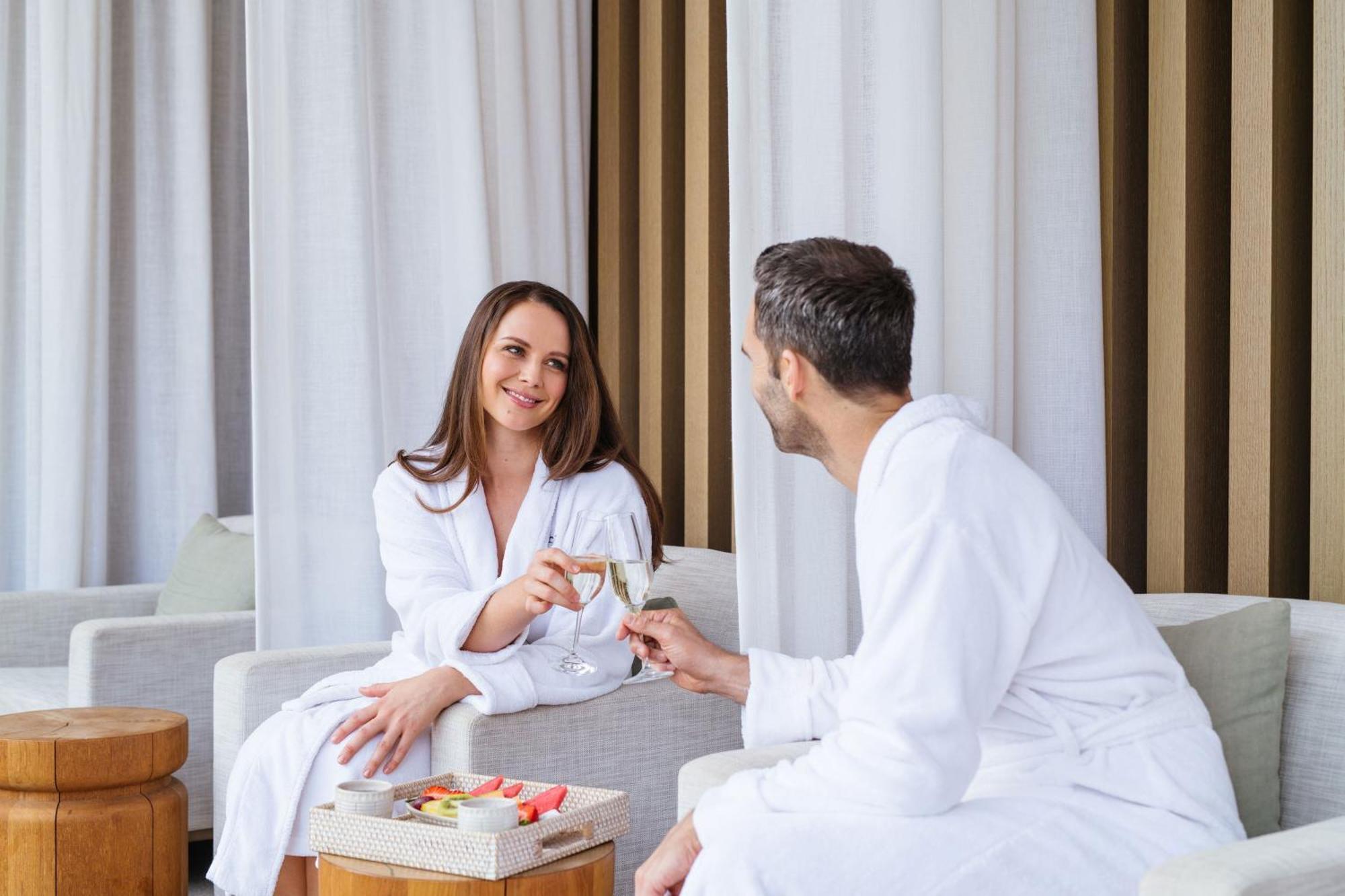 The Westin Perth Ξενοδοχείο Εξωτερικό φωτογραφία A couple wearing bathrobes